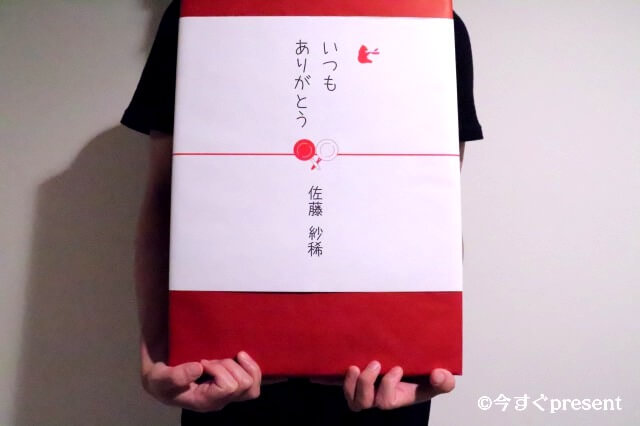 購入したルール健康フライパンのギフトボックスを母が持っている写真