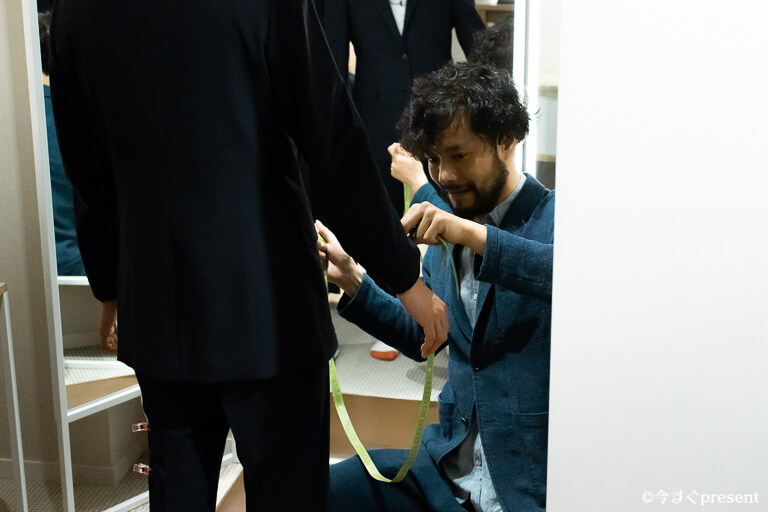 FABRIC TOKYO_採寸している写真1