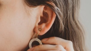 女性がもらって嬉しいピアスブランド2023。彼女・友達への誕生日プレゼントに！_アイキャッチ