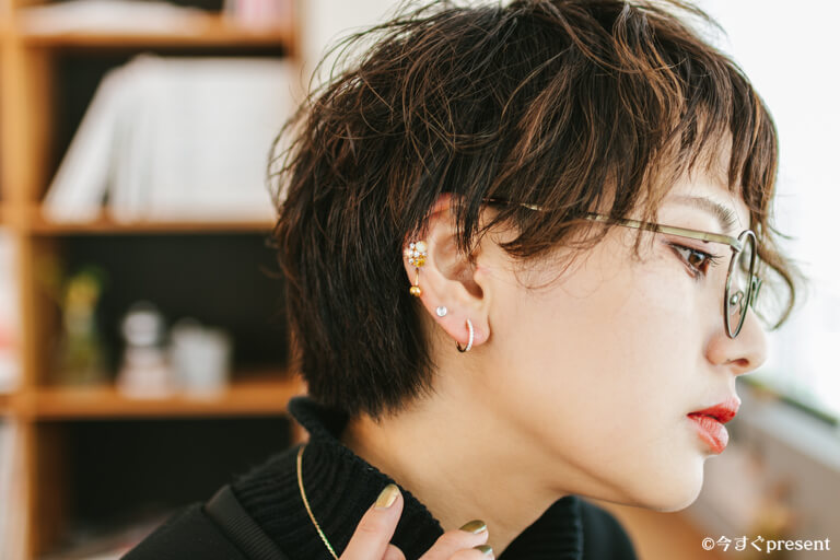 GYPPHY_ミニハーフエタニティピアス_yuu aoki_着用2