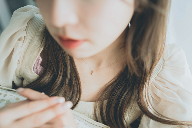 ROLA_K10 YG オパールネックレス_商品写真1_はち_着用3